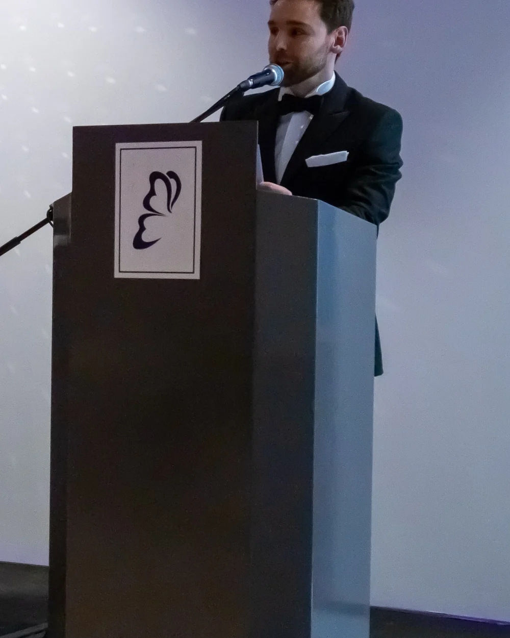 Carlos Pascual Adell, fundador de The Beacon Holding, en el atril de la gala benéfica contra el cáncer de Nuestras Causas